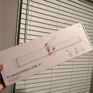 🩷SOLD🩷 ONE DAY SALE 💫 T3 SinglePass Curl 1.5" in White and Rose Gold